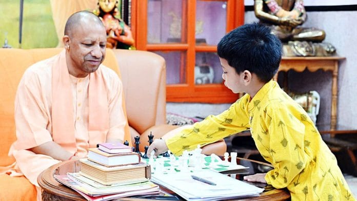 उत्तर प्रदेश के मुख्यमंत्री योगी आदित्यनाथ शुक्रवार को गोरखपुर के गोरखनाथ मंदिर में सबसे कम उम्र के फिडे रेटेड खिलाड़ी कुशाग्र अग्रवाल के साथ शतरंज खेलते हुए | फोटो: एएनआई