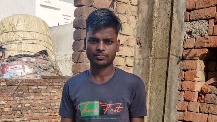 उत्तर प्रदेश के मुजफ्फरनगर के टिटोली गांव में अपने घर पर 18-वर्षीय अतुल कुमार | फोटो: अलमिना खातून/दिप्रिंट