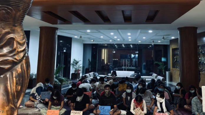 पटियाला में राजीव गांधी राष्ट्रीय विधि विश्वविद्यालय में भूख हड़ताल पर बैठे छात्र | फोटो: स्पेशल अरेंजमेंट