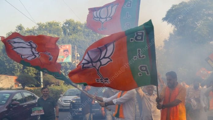 दिल्ली स्थित भाजपा के मुख्यालय के बाहर हरियाणा में मिली जीत का जश्न मनाते पार्टी के कार्यकर्ता | फोटो: सूरज सिंह बिष्ट/दिप्रिंट