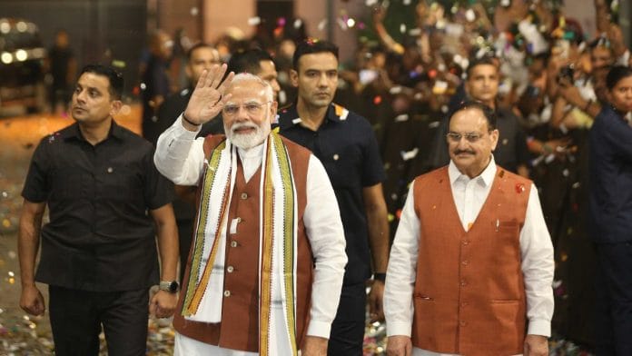 हरियाणा में मिली ऐतिहासिक जीत के बाद बीजेपी मुख्यालय जाते हुए प्रधानमंत्री नरेंद्र मोदी और जेपी नड्डा | फोटो: सूरज सिंह बिष्ट/दिप्रिंट