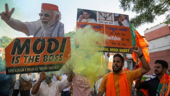 हरियाणा के रुझानों के बाद दिल्ली स्थित भाजपा मुख्यालय में जश्न मनाते पार्टी के कार्यकर्ता | फोटो: सूरज सिंह बिष्ट