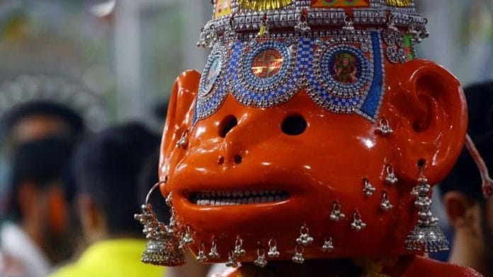 पानीपत में एक हनुमान अपने भारी मुकुट के साथ. इसका वजन कम से कम 20 किलो तक होता है और इसमें तरह-तरह के डिजाइन, धार्मिक चित्र और चांदी के गहने लगे होते हैं | फोटो: मनीषा मोंडल/दिप्रिंट