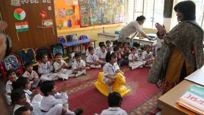 नए टीचिंग प्लान में प्रैक्टिक्ल चीज़ों पर अधिक जोर है, जो टीचर्स के अनुसार छात्रों के लिए फायदेमंद है, लेकिन इसमें समय लगता है | फोटो: सूरज सिंह बिष्ट/दिप्रिंट