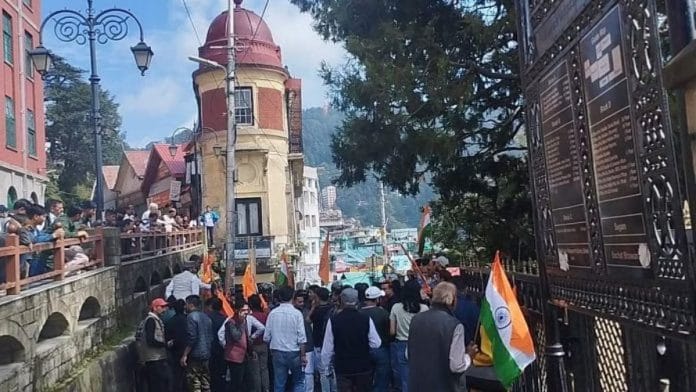 शिमला के सीटीओ चौक पर मार्च करते हुए हिंदू समूह, संजौली मस्जिद को गिराने की मांग | फोटो: हिना फ़ातिमा/दिप्रिंट