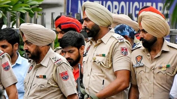 दिल्ली की एक अदालत में गैंगस्टर लॉरेंस बिश्नोई की फाइल फोटो | एएनआई