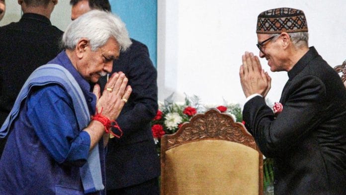 जम्मू-कश्मीर के उपराज्यपाल मनोज सिन्हा (दाएं), केंद्रशासित प्रदेश के मुख्यमंत्री उमर अब्दुल्ला शपथ ग्रहण समारोह के दौरान | फोटो: एएनआई