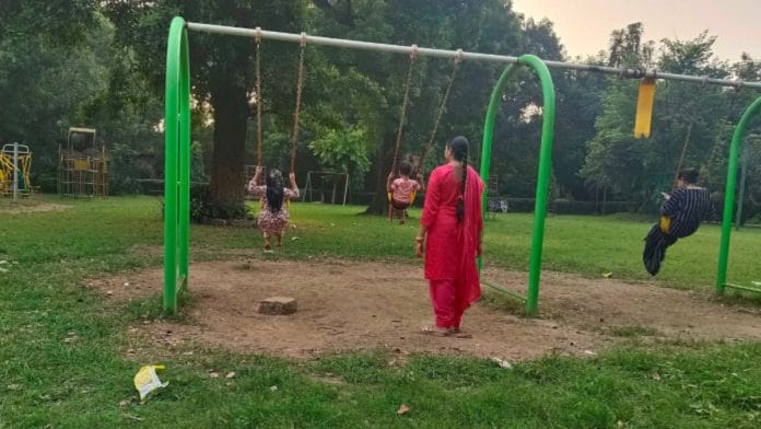 28-वर्षीय हाफीज़ा बानो अपने दो बच्चों के साथ हर रोज शाम 4 बजे पर्दा बाग जाती हैं | फोटो: अलमिना खातून/दिप्रिंट