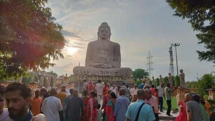 बोधगया में स्थापित बुद्ध की प्रतिमा, तथागत की सबसे ऊंची प्रतिमाओं में से एक | फोटो: कृष्ण मुरारी/दिप्रिंट