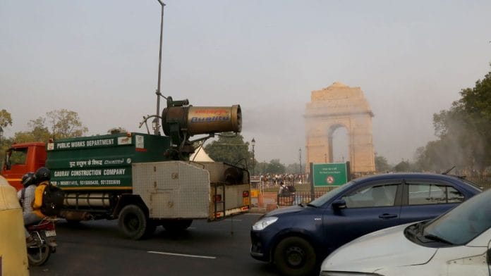 दिल्ली में प्रदूषण हटाने के लिए चलती स्मॉग गन | फोटो: सूरज सिंह बिष्ट/दिप्रिंट