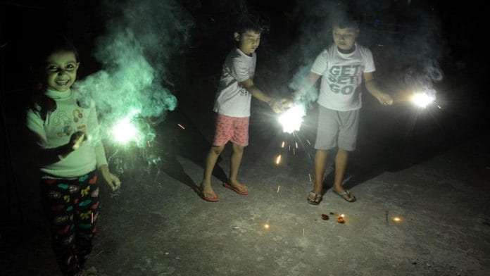प्रतीकात्मक तस्वीर | दीपावरी के त्यौहार के दौरान पटाखे जलाते हुए बच्चे | एएनआई