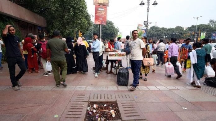 चांदनी चौक के लाल बलुआ पत्थर से बने फुटपाथ अब विक्रेताओं से भरे पड़े हैं और पौधों के लिए बनी जगहें कूड़े के ढेर में तब्दील हो गई हैं | फोटो: मनीषा मोंडल/दिप्रिंट