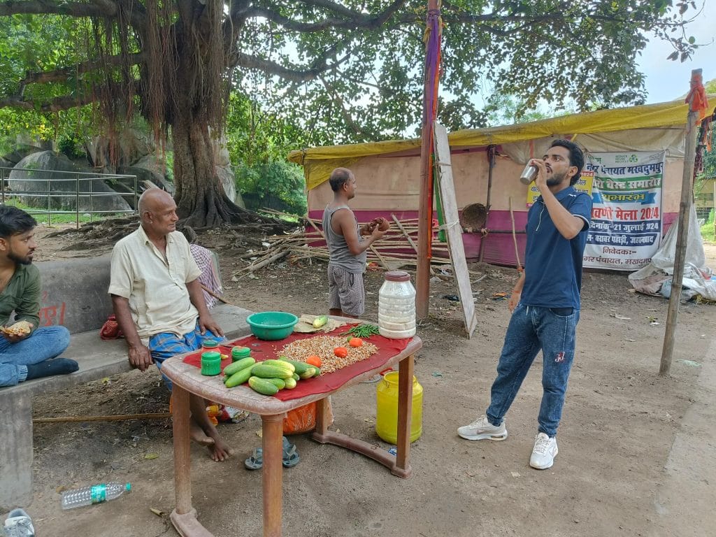 बराबर की गुफाओं के बाहर खीरे और चने बेचने वाले इस बूढ़ व्यक्ति के पास कैव्स की चाबियां रहती हैं | फोटो: कृष्ण मुरारी/दिप्रिंट