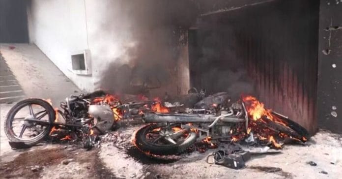 बहराइच में सोमवार को दुर्गा प्रतिमा विसर्जन के दौरान हुई झड़प के बाद प्रदर्शनकारियों ने बाज़ार में आग लगा दी, जिसके बाद जलते हुए वाहन दिखाई दिए | फोटो: एएनआई