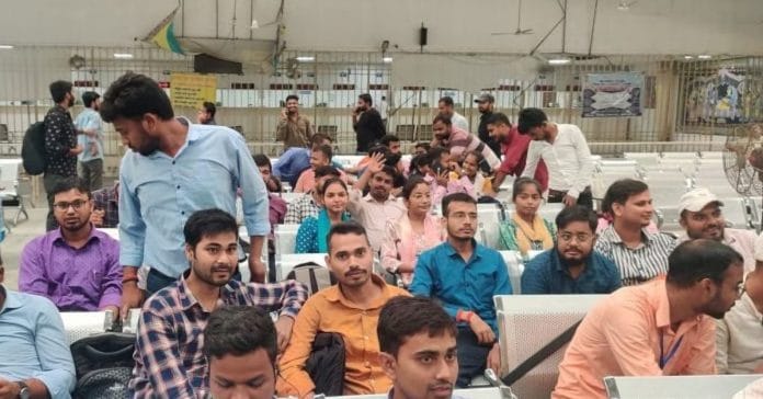 समस्तीपुर में सर्वेक्षक सितंबर में 1,000 साल पुरानी कैथी लिपि के तीन दिवसीय क्रैश कोर्स में भाग ले रहे हैं. बिहार ज़मीन सर्वे के लिए यह लिपि सीखना महत्वपूर्ण है, क्योंकि इसके बिना कई पुराने रिकॉर्ड्स को समझना संभव नहीं है | फोटो: कृष्ण मुरारी/दिप्रिंट