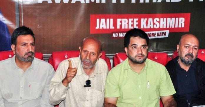 बारामूला के सांसद इंजीनियर रशीद और अवामी इत्तेहाद पार्टी के नेता सोमवार को श्रीनगर में एक प्रेस कॉन्फ्रेंस के दौरान | ANI