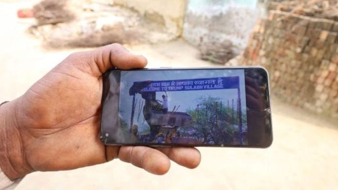 एक ग्रामीण 2017 का एक वीडियो दिखाते हुए, जब मेवात जिले के मरोड़ा गांव का नाम बदलकर ट्रंप के नाम पर रखने की मांग पहली बार उठी थी | फोटो: मनीषा मोंडल/दिप्रिंट