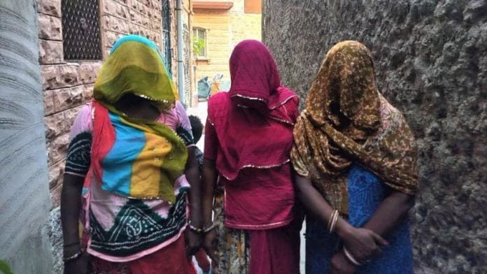 वाल्मीकि समाज के तीन सफाई कर्मचारी जिनका कहना है कि वे जोधपुर नगर निगम में आधिकारिक तौर पर नियुक्त कर्मचारियों के लिए प्रॉक्सी की तरह काम कर रहे हैं | फोटो: शुभांगी मिश्रा/दिप्रिंट