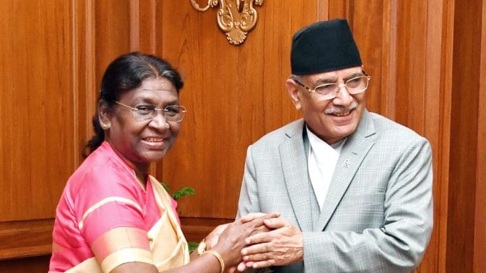 भारत की राष्ट्रपति द्रौपदी मुर्मू ने नई दिल्ली के राष्ट्रपति भवन में नेपाल के प्रधानमंत्री पुष्प कमल दहल उर्फ ​​'प्रचंड' से मुलाकात की | फोटो: एएनआई