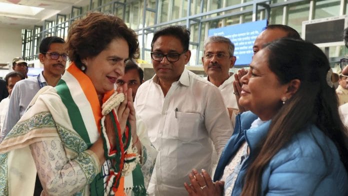 कांग्रेस महासचिव प्रियंका गांधी वाड्रा का नागपुर एयरपोर्ट पर पार्टी नेताओं द्वारा स्वागत किया गया | फोटो: पीटीआई