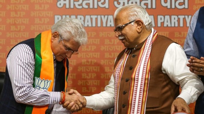 AAP के पूर्व नेता कैलाश गहलोत ने सोमवार को नई दिल्ली में भाजपा में शामिल होने के बाद केंद्रीय मंत्री मनोहर लाल खट्टर से हाथ मिलाते हुए | फोटो: सूरज सिंह बिष्ट/दिप्रिंट