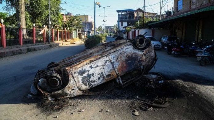 प्रतीकात्मक तस्वीर | मणिपुर में हिंसा का एक नया दौर शुरू हो गया है. कार्रवाई की मांग कर रही गुस्साई भीड़ ने इम्फाल में एक दर्जन से अधिक विधायकों और मंत्रियों के आवासों में तोड़फोड़ की | फोटो: सूरज सिंह बिष्ट/दिप्रिंट