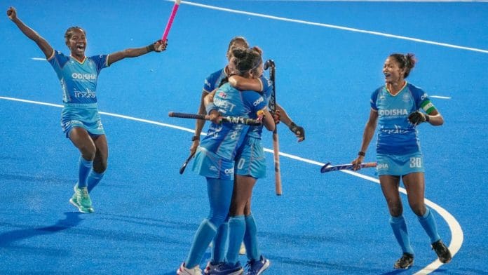 बिहार के नालंदा जिले के राजगीर में भारत और जापान के बीच महिला एशियाई चैंपियंस ट्रॉफी 2024 सेमीफाइनल हॉकी मैच के दौरान गोल करने के बाद भारत की लालरेमसेमी टीम की साथी नवनीत कौर के साथ जश्न मनाती हुई | पीटीआई