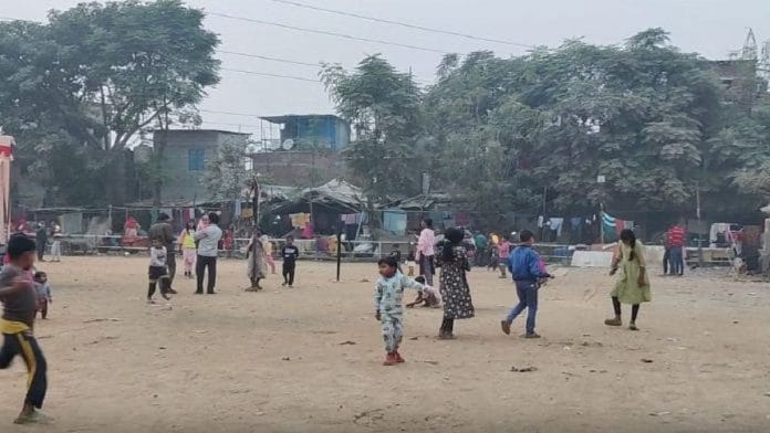 मसूदपुर के जय हिंद कैंप में खुले मैदान में खेलते हुए बच्चे | फोटो: अलमिना खातून/दिप्रिंट