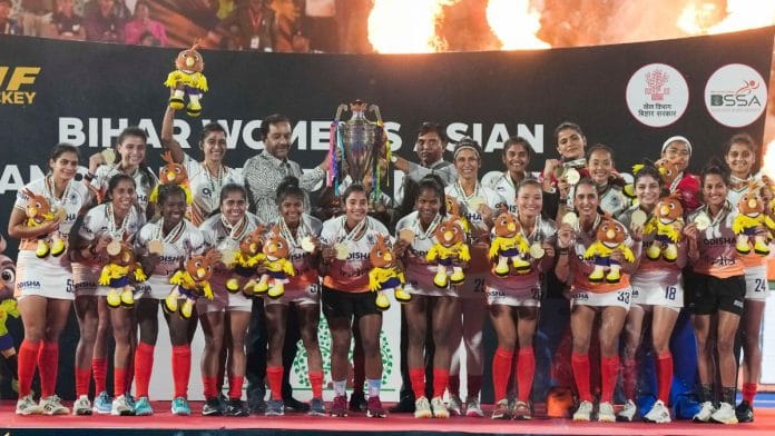 बिहार के नालंदा जिले के राजगीर में बुधवार को महिला एशियाई चैंपियंस ट्रॉफी 2024 जीतने के बाद ट्रॉफी के साथ पोज देते हुए भारतीय खिलाड़ी और केंद्रीय खेल मंत्री मनसुख मांडविया | फोटो: पीटीआई