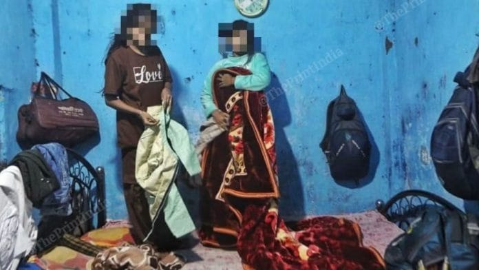 दो नाबालिग डांसर लड़कियों को उनके ‘मालिक’ ने गंदे कमरे में बंद कर दिया | फोटो: प्रवीण जैन/दिप्रिंट