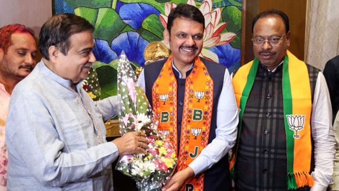 महाराष्ट्र विधानसभा चुनाव में महायुति की शानदार जीत के बाद केंद्रीय मंत्री नितिन गडकरी ने शनिवार को नागपुर में राज्य के उपमुख्यमंत्री देवेंद्र फडणवीस को बधाई दी | एएनआई