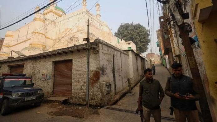 शाही जामा मस्जिद के पास एक गली जहां रविवार को झड़पें हुईं | फोटो: मनीषा मोंडल/दिप्रिंट