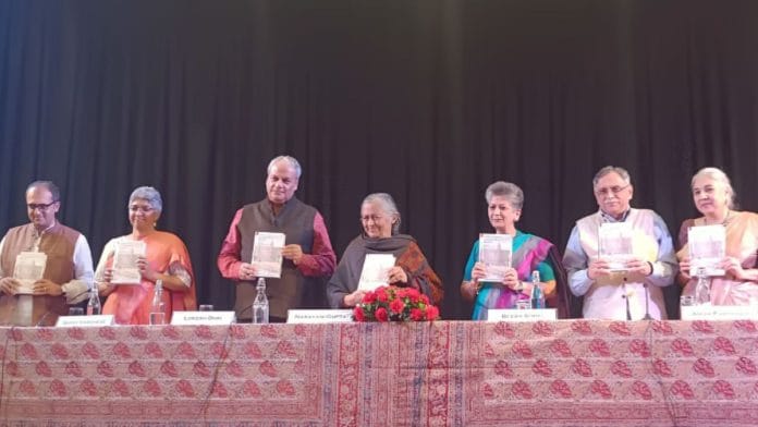 इतिहासकार और प्रोफेसर नारायणी गुप्ता दिल्ली के आईआईसी में इतिहासकारों, कंज़र्वेशन आर्किटेक्ट और मानवविज्ञानियों के साथ, जहां शहर के इतिहास और वर्तमान, शहरी संरक्षण, सक्रियता के साथ उनके लंबे जुड़ाव का जश्न मनाया गया | फोटो: कृष्ण मुरारी/दिप्रिंट