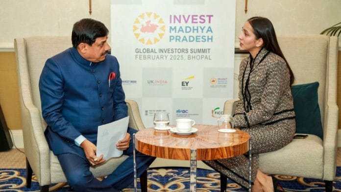 मध्य प्रदेश के मुख्यमंत्री मोहन यादव ने यूनाइटेड किंगडम में निवेश के अवसरों का पता लगाने और प्रत्यक्ष सहयोग को बढ़ावा देने के लिए ब्रिटेन के उद्योगपतियों और व्यापार जगत के नेताओं के साथ एक-एक चर्चा की | फोटो: पीटीआई