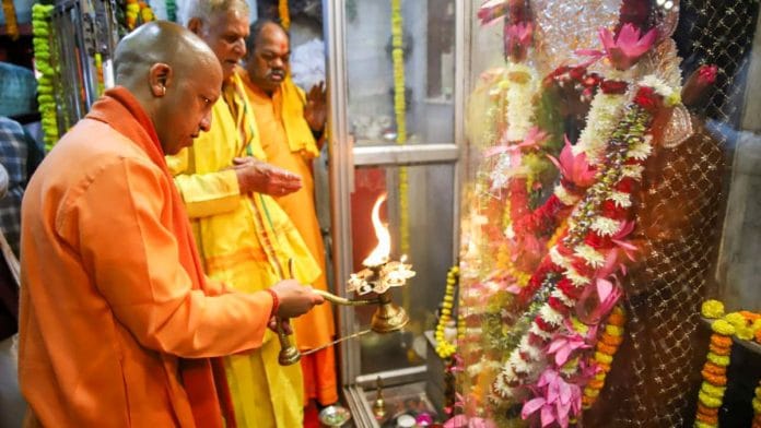 उत्तर प्रदेश के मुख्यमंत्री योगी आदित्यनाथ ने प्रयागराज में श्री नागवासुकी मंदिर में पूजा-अर्चना की | फोटो: पीटीआई