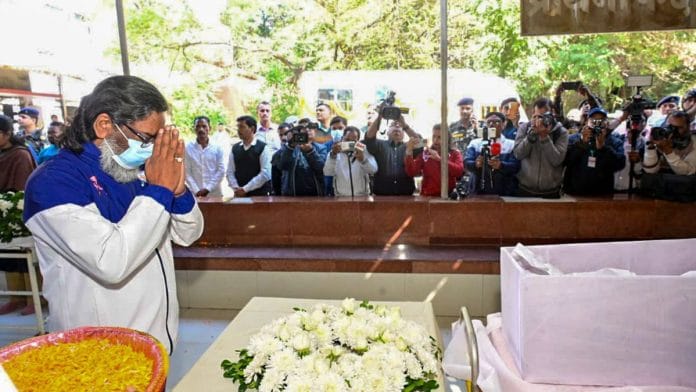 झारखंड के मुख्यमंत्री हेमंत सोरेन ने आदिवासी नेता बिरसा मुंडा के परपोते मंगल मुंडा के पार्थिव शरीर को रांची के राजेंद्र आयुर्विज्ञान संस्थान (आरआईएमएस) में श्रद्धांजलि दी | फोटो: पीटीआई