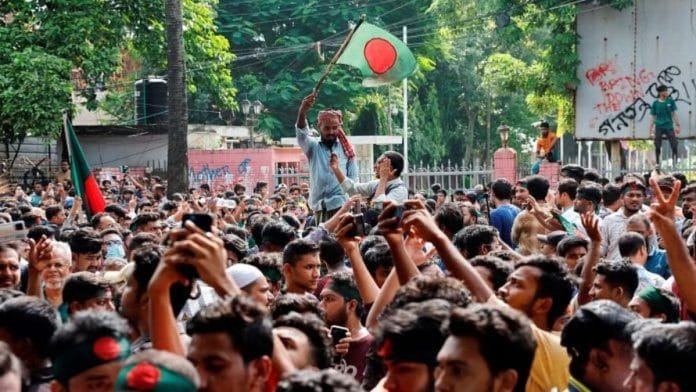 5 अगस्त, 2024 को बांग्लादेश के ढाका में प्रधानमंत्री शेख हसीना के इस्तीफे का जश्न मनाते लोग | क्रेडिट: रॉयटर्स