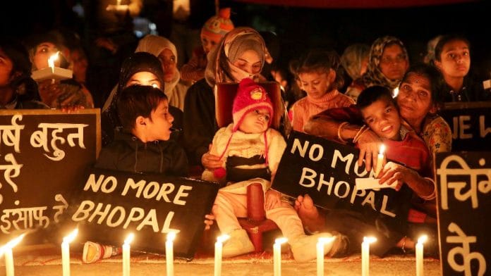 जन्मजात विकलांगता के साथ पैदा हुए बच्चे अपने माता-पिता के साथ गुरुवार को 1984 के भोपाल गैस त्रासदी में मारे गए लोगों को श्रद्धांजलि देने के लिए मोमबत्तियां जलाते हुए | फोटो: एएनआई