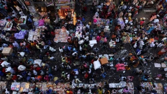 दिल्ली के पुराने इलाकों में दिवाली से पहले भीड़ भरे बाजार में खरीदारी करते लोग | रॉयटर्स