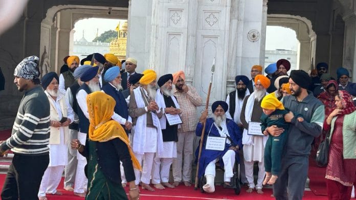 सुखबीर सिंह बादल स्वर्ण मंदिर के प्रवेश द्वार पर सेवादार बने हुए | फोटो: शेखर तिवारी/दिप्रिंट