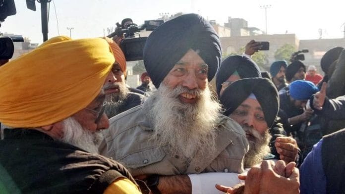 बुधवार को अमृतसर के स्वर्ण मंदिर में सुखबीर सिंह बादल पर गोली चलाने की कोशिश करने के बाद नारायण सिंह चौरा को हिरासत में लिया गया | फोटो: एएनआई