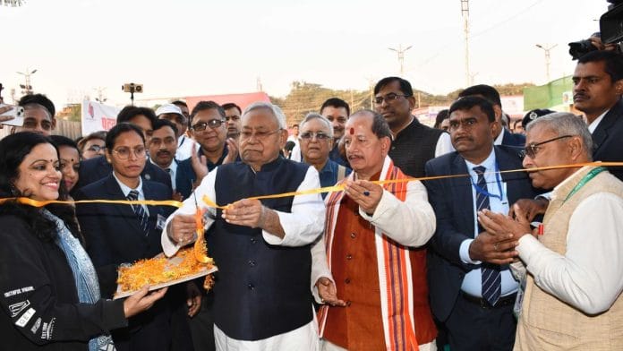 बिहार के मुख्यमंत्री नीतीश कुमार ने उपमुख्यमंत्री विजय कुमार सिन्हा के साथ शुक्रवार को पटना के गांधी मैदान में 40वें वार्षिक पुस्तक मेले का उद्घाटन किया | फोटो: स्पेशल अरेंजमेंट
