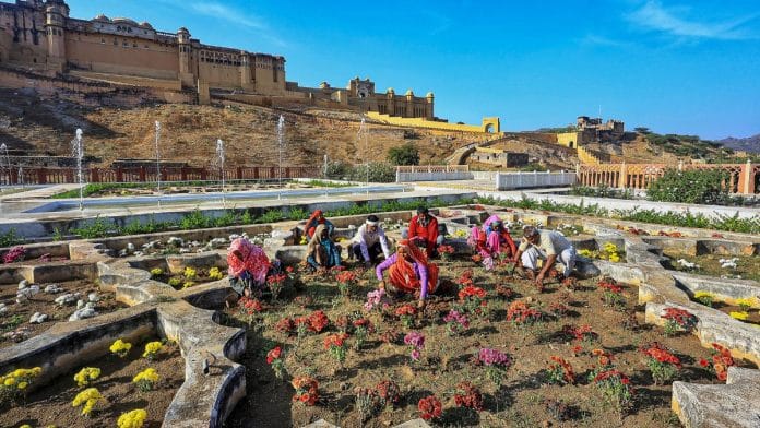 ‘राइजिंग राजस्थान ग्लोबल समिट’ से पहले तैयारी करते कर्मचारी | फोटो: पीटीआई