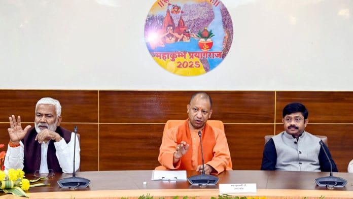 उत्तर प्रदेश के मुख्यमंत्री ने अधिकारियों के साथ मेले की तैयारियों का जायज़ा लिया | फोटो: पीटीआई