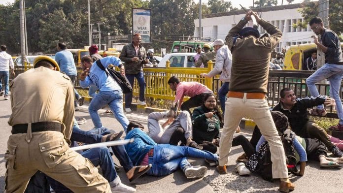 70वीं बिहार लोक सेवा आयोग (बीपीएससी) परीक्षा के नॉर्मलाइजेशन को लेकर पटना में बीपीएससी कार्यालय के बाहर प्रदर्शन कर रहे अभ्यर्थियों पर पुलिस ने लाठीचार्ज किया | फोटो: पीटीआई