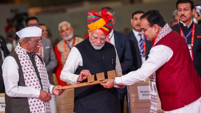 जयपुर में राइजिंग राजस्थान ग्लोबल इन्वेस्टमेंट समिट में राजस्थान के राज्यपाल हरिभाऊ किसनराव बागड़े और मुख्यमंत्री भजनलाल शर्मा के साथ प्रधानमंत्री नरेंद्र मोदी | फोटो: पीटीआई