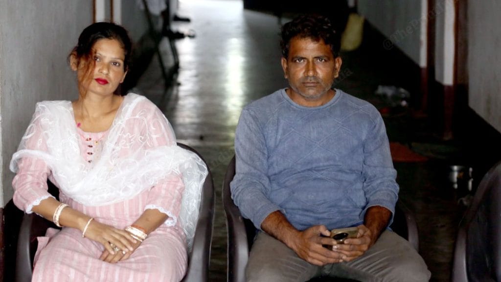 बलिया में अपने घर पर अपने पति के साथ सोनी | फोटो: प्रवीण जैन/दिप्रिंट