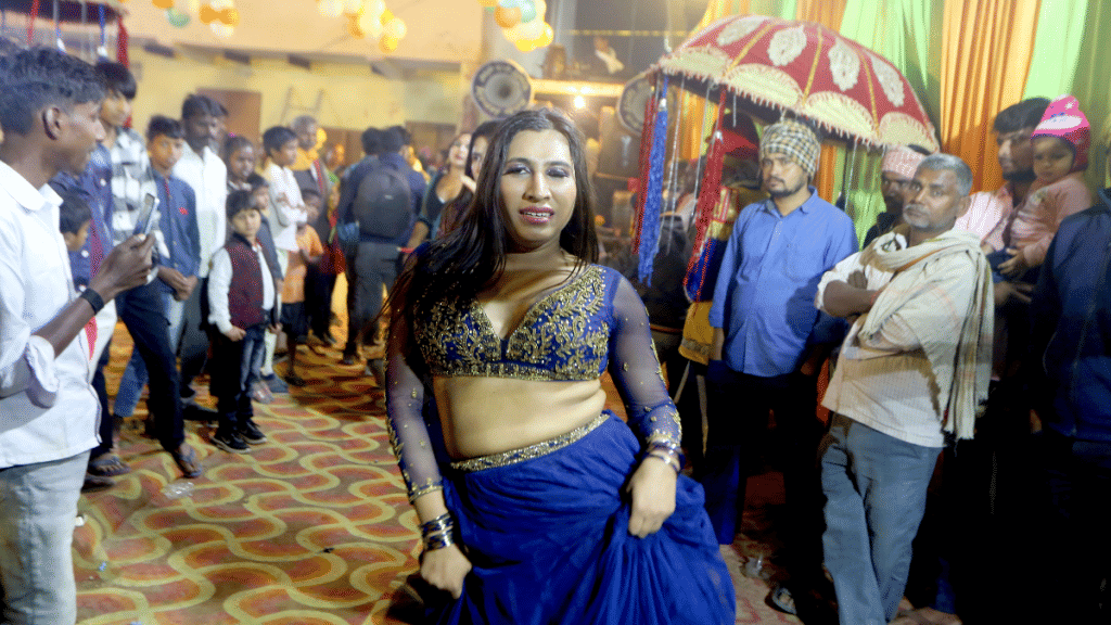 बलिया जिले के सुदूर गांव में एक शादी में ट्रांसजेंडर का परफॉर्मेंस | फोटो: प्रवीण जैन/दिप्रिंट