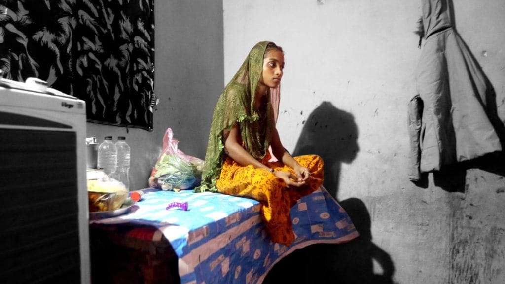 यूपी के बलिया जिले में अपने घर पर मंजू डांसर | फोटो: प्रवीण जैन/दिप्रिंट