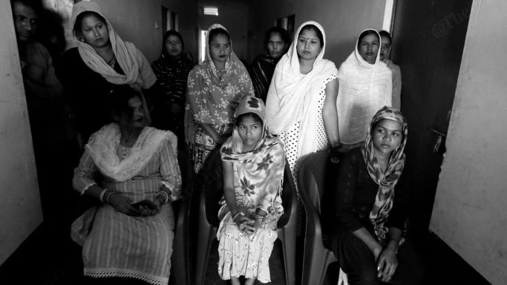 बलिया जिले के इंदु मार्केट में डांसर्स का एक ग्रुप | फोटो: प्रवीण जैन/दिप्रिंट